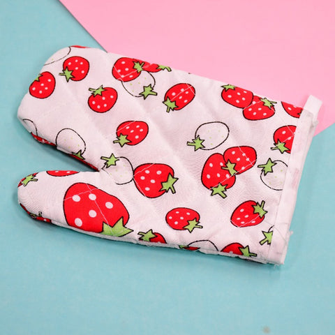 Vibrant designer oven mitt and pot holder for baking and cooking.