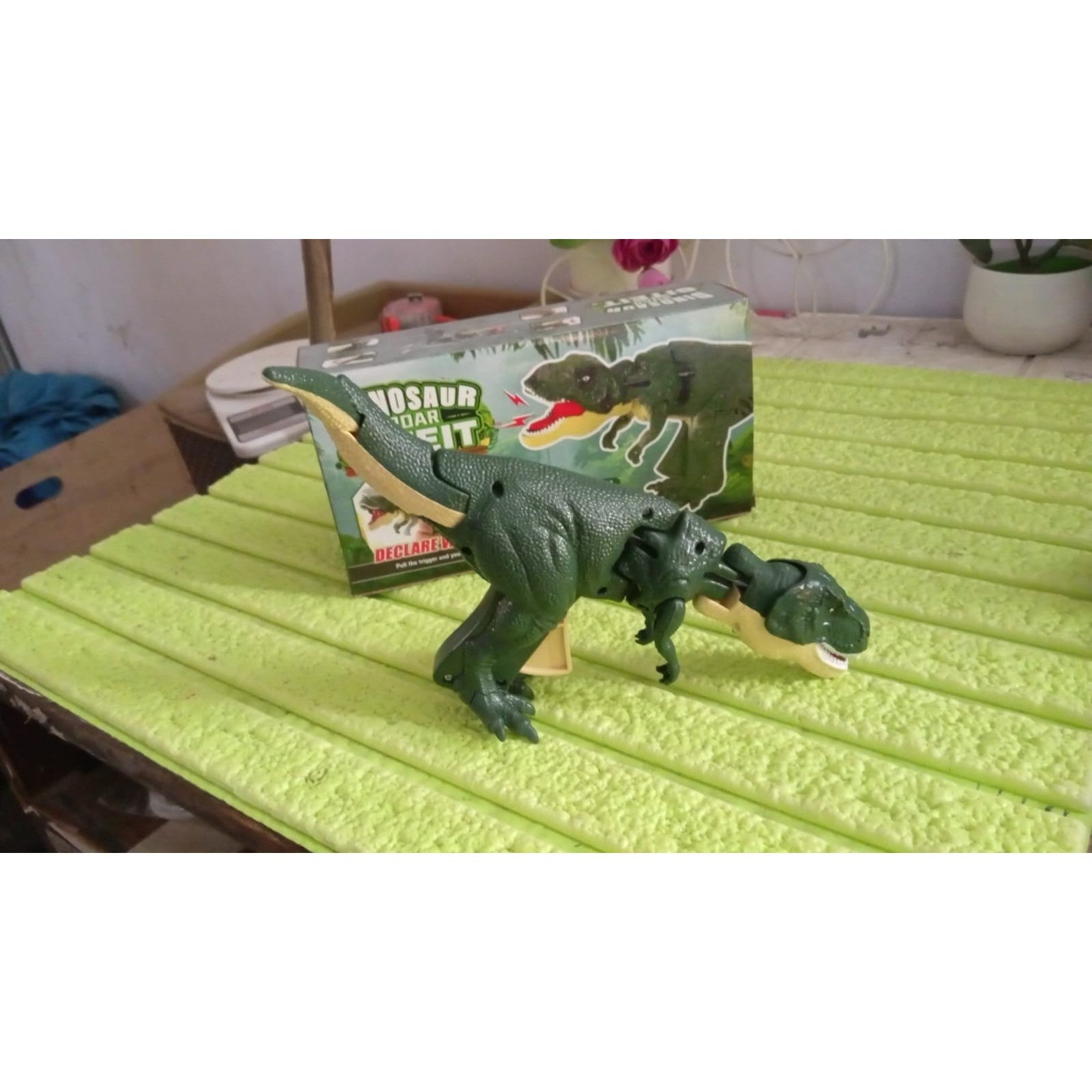 Dinosaur Roaring Toys Trigger, Dinosaurs Toys with Dinosaur Sound Lighting Model Vibrating Head Moving (3 + Years / 1 Pc) - jugaad.shop