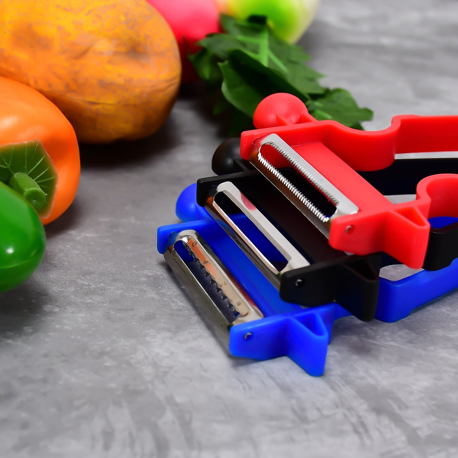 Kitchen vegetable peeler set for quick and efficient peeling.